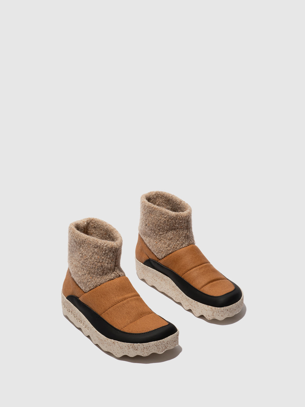 Round Toe Boots CLOSE BROWN