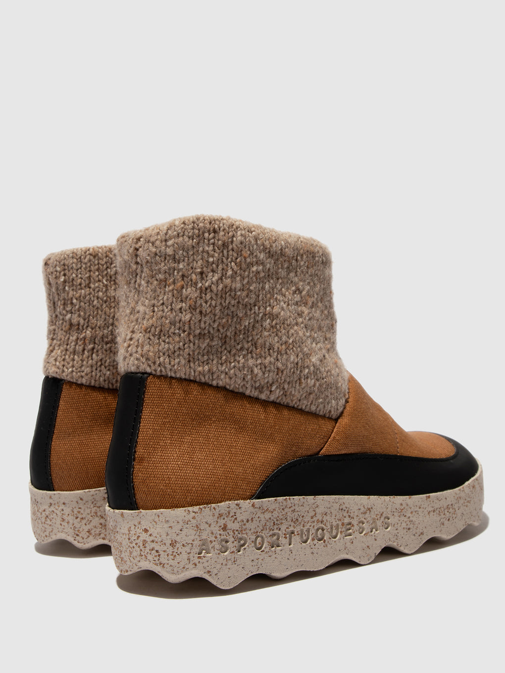Round Toe Boots CLOSE BROWN